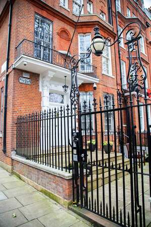 A five-story brick mansion on Cheyne Walk tidttiqzqiqkdrmf uqiquqiqheihatf